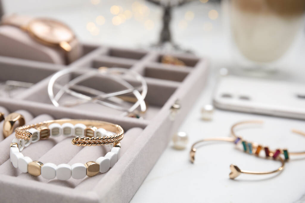 Κομψό κουτί κοσμήματα με όμορφη bijouterie σε λευκό τραπέζι, closeup - Φωτογραφία, εικόνα