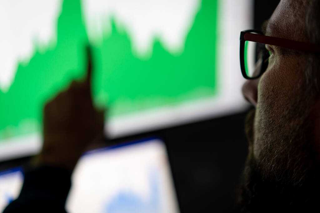 Analista investitore trader Crypto guardando schermo del computer analizzando i dati del grafico finanziario su pc - Foto, immagini