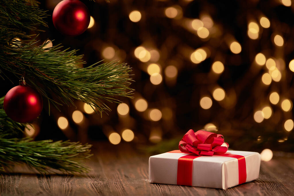 paquete con regalos en un fondo navideño festivo. - Foto, Imagen