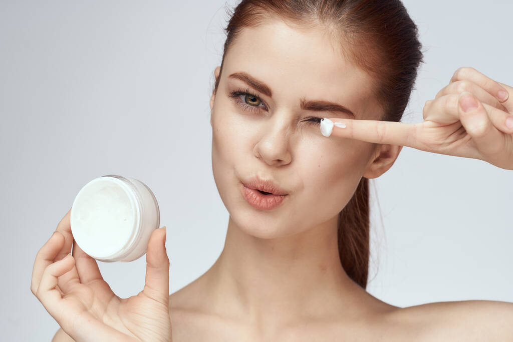 femme avec pot de crème maquillage visage soins de la peau close-up - Photo, image