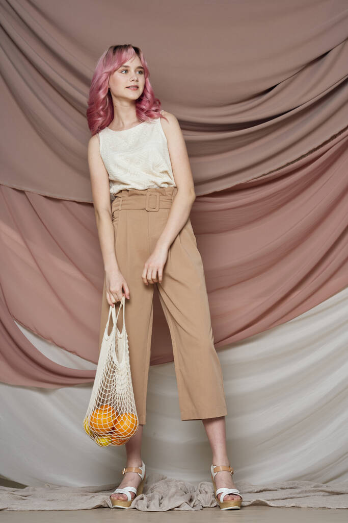 hezká žena růžové vlasy půvab pózování luxusní model - Fotografie, Obrázek
