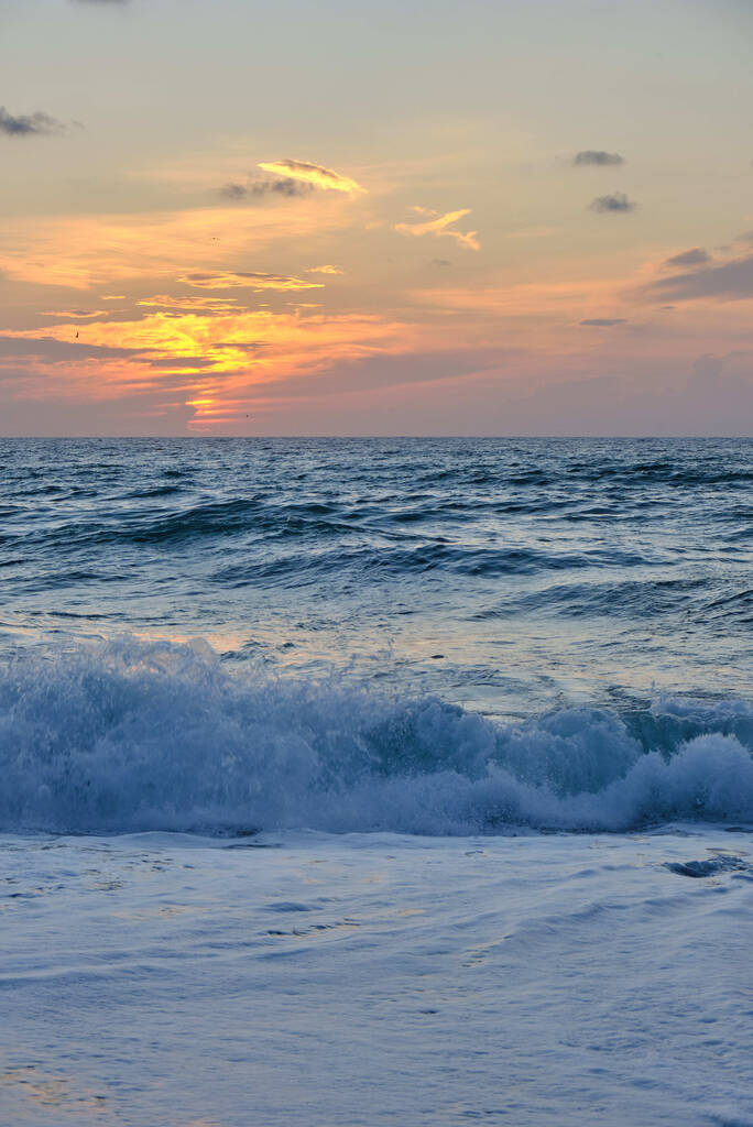Vertikální záběr vlnitého moře pod západem slunce - Fotografie, Obrázek
