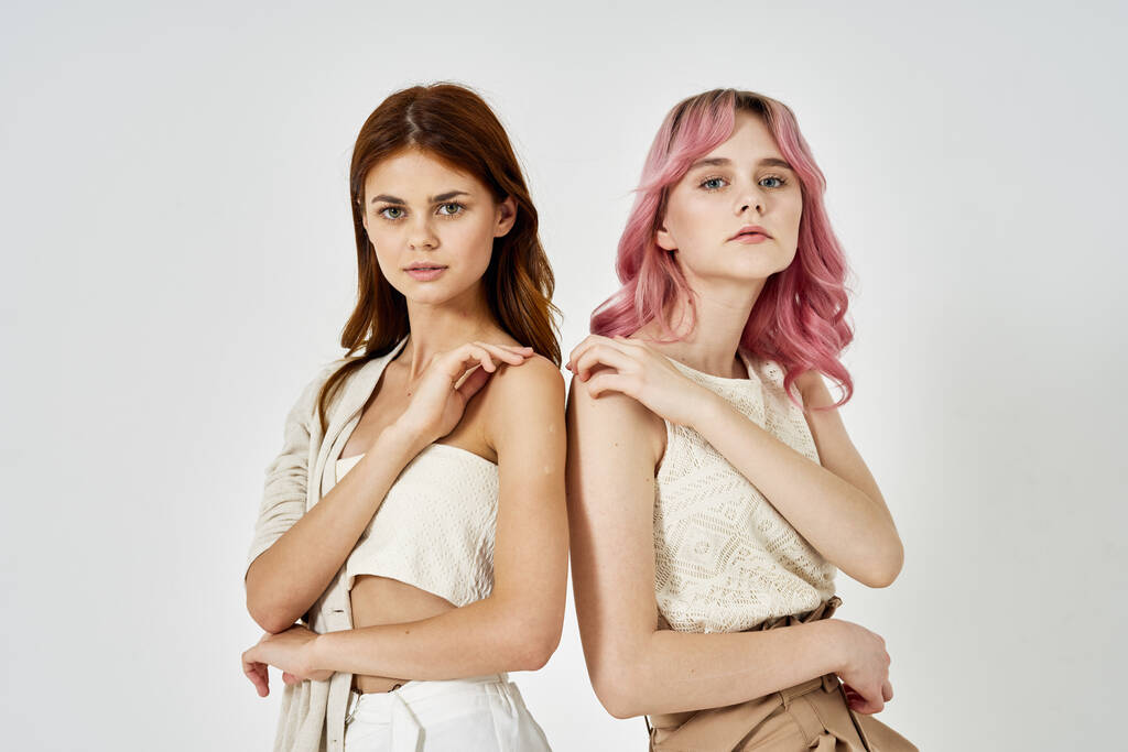 két nő divatos ruhák pózol kiegészítők nyári stílus - Fotó, kép