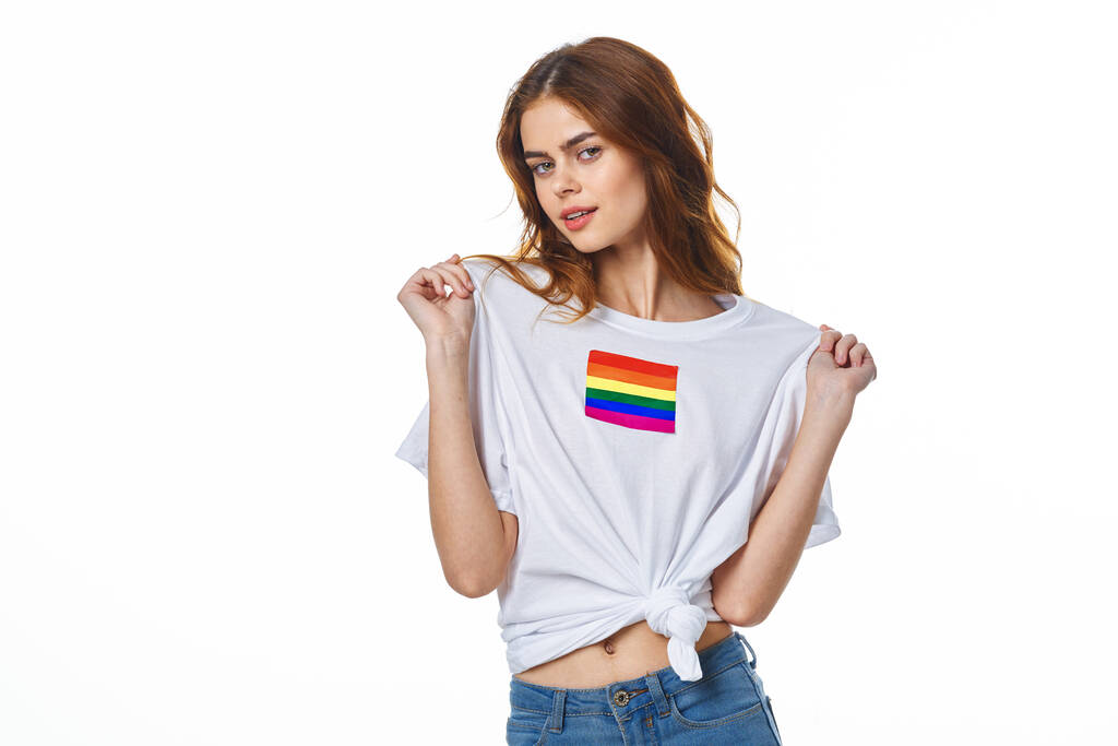 дівчина в білій футболці Прапор lgbt транссексуали позують світлий фон
 - Фото, зображення