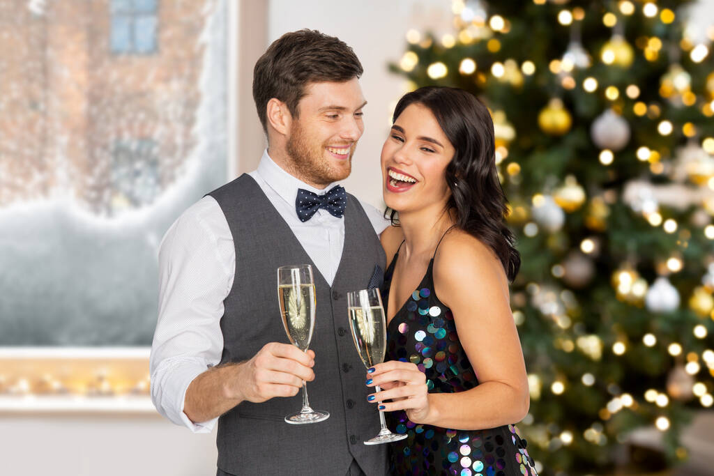 šťastný pár pití šampaňského na vánoční párty - Fotografie, Obrázek