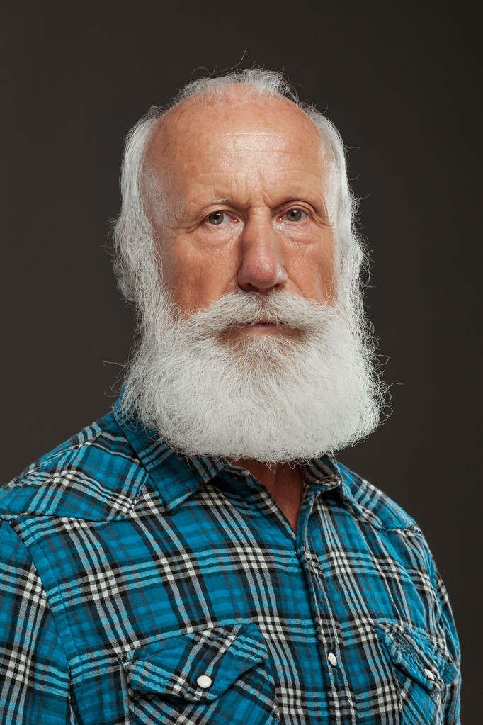 hombre viejo con una larga barba con una gran sonrisa
 - Foto, imagen