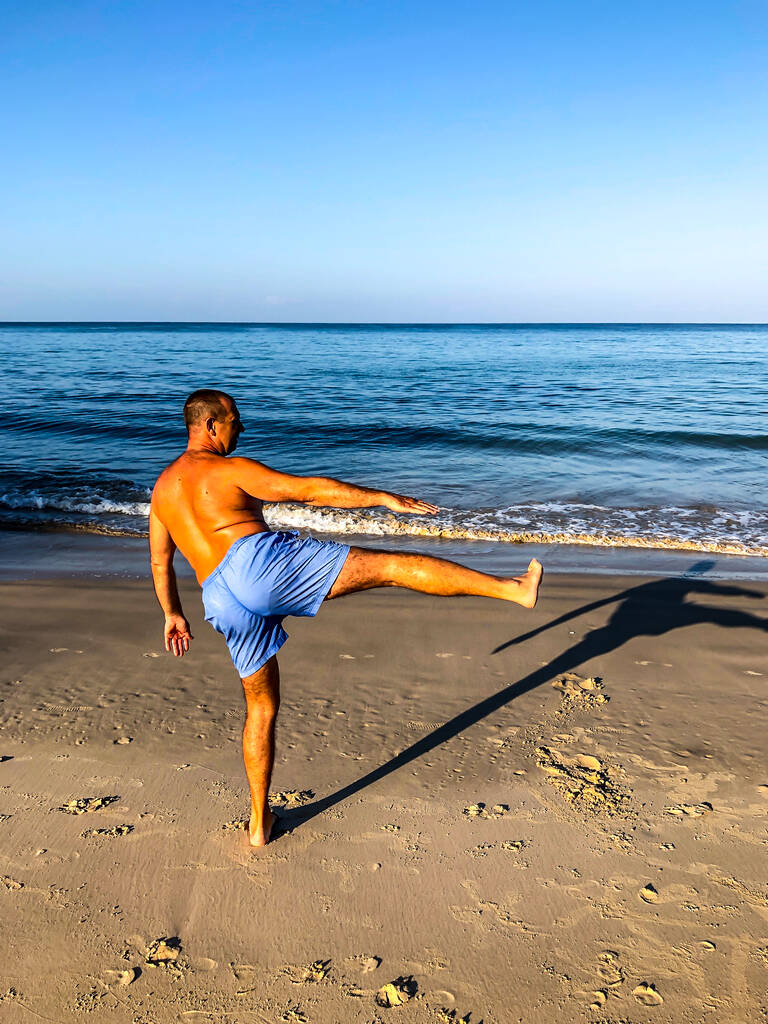 muž chodí na sport, cvičí na mořském pobřeží - Fotografie, Obrázek