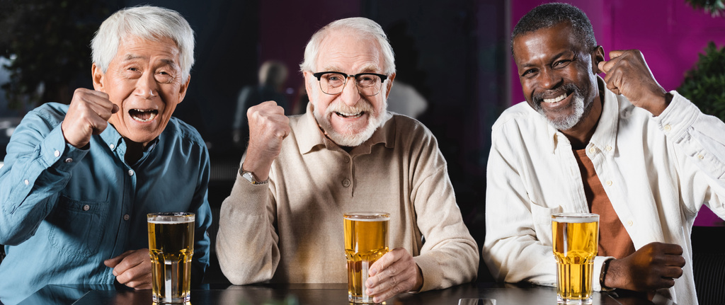 joyeux amis multiculturels aînés montrant geste de triomphe tout en regardant match de football dans un pub de bière, bannière - Photo, image