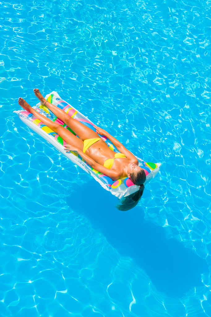 Egy lány a pihentető a medence - Fotó, kép