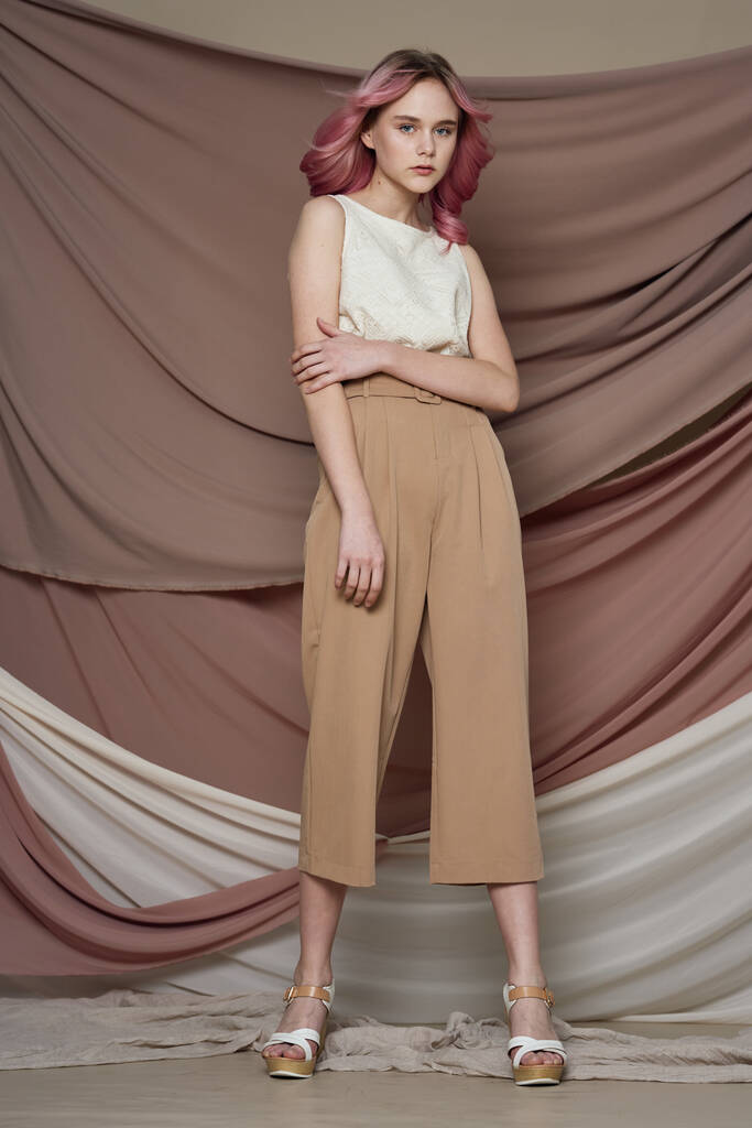hipster nő rózsaszín haj pózol divat ruhák elszigetelt háttér - Fotó, kép
