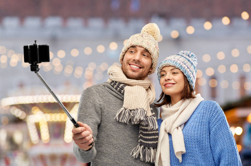 selfie çekerken kış lık kıyafetler içinde mutlu çift - Fotoğraf, Görsel