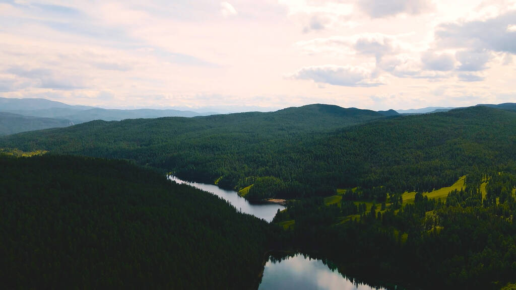 Näkymä järvelle välillä kallioiset vuoret. Kaunis maisema - Valokuva, kuva