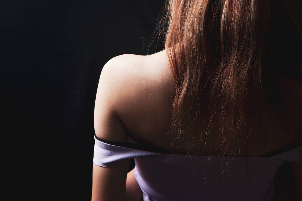 mladá žena se sexuálně svléká - Fotografie, Obrázek
