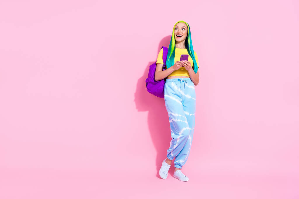 Πλήρης φωτογραφία μέγεθος της ευτυχούς έκπληκτος κορίτσι ματιά copyspace πάει σχολείο κολέγιο φορούν τσάντα απομονώνονται σε ροζ φόντο χρώμα - Φωτογραφία, εικόνα