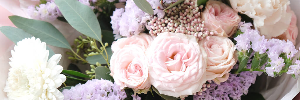 Mooie boeket bloem voor de achtergrond. Mooie boeket bloem voor de achtergrond. Witte en roze rozen, witte Lisianthus en verschillende bloemen - Foto, afbeelding