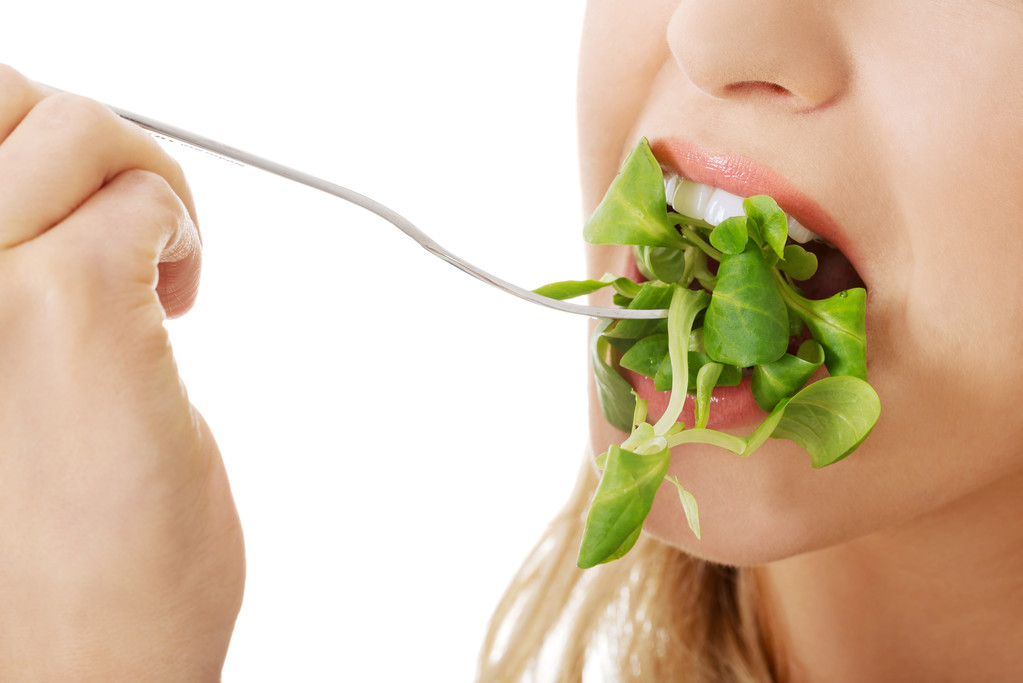 Femme souriante mangeant de la salat
 - Photo, image