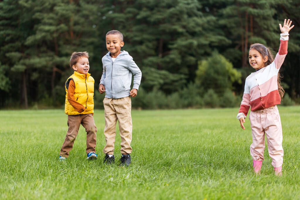 bambini felici che giocano e saltano al parco - Foto, immagini