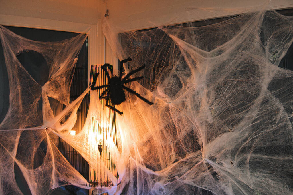 Un primer plano de una decoración espeluznante de una habitación - concepto de Halloween - Foto, imagen