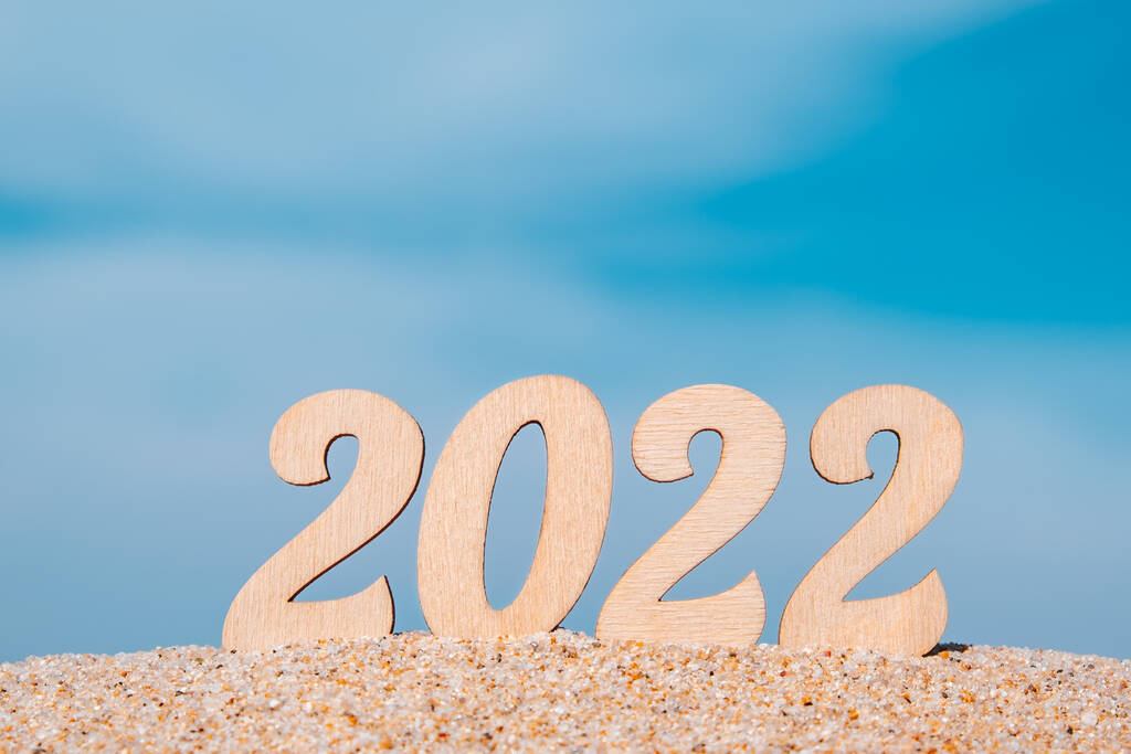 空に対する砂浜での新年番号2022 。観光、冒険、旅行の概念。創造的なクリスマスカード。選択的フォーカス。スペースのコピー. - 写真・画像