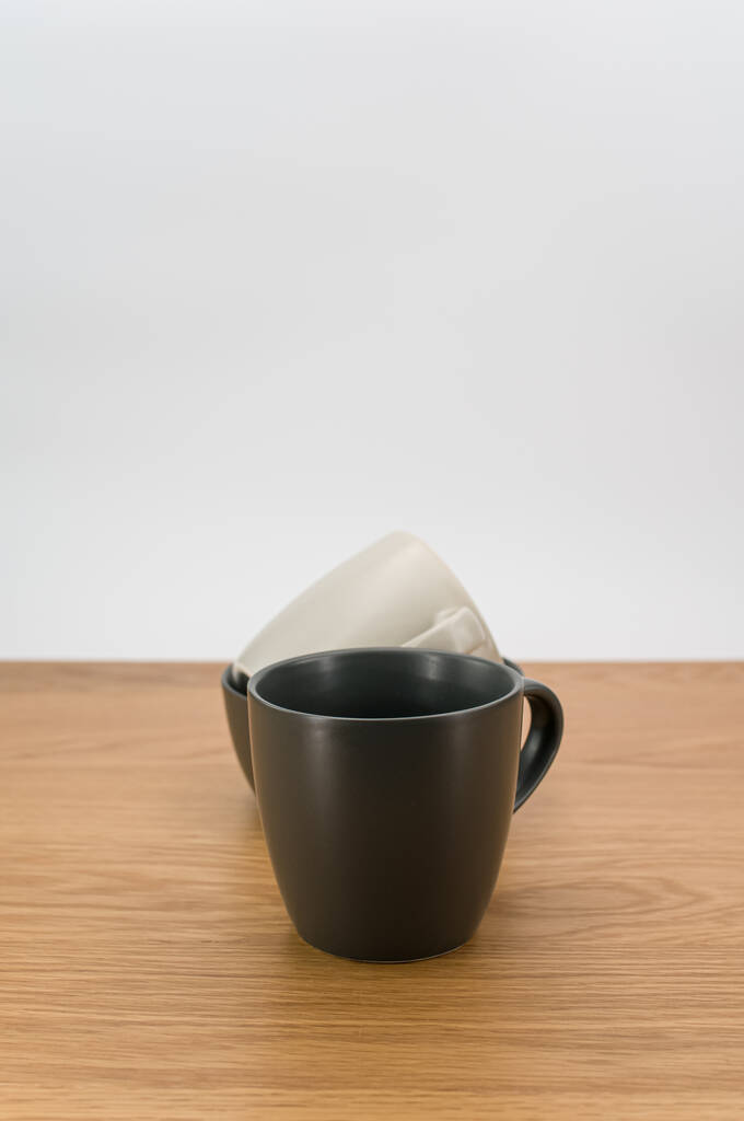 изолированные глиняные чашки на деревянном фоне с копировальным пространством - Фото, изображение