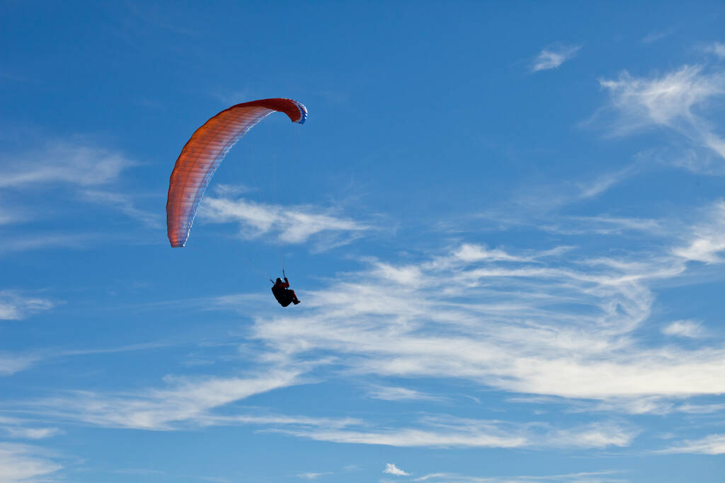 Een prachtig uitzicht op een persoon die paragliding over bergen in Bezau, Oostenrijk - Foto, afbeelding
