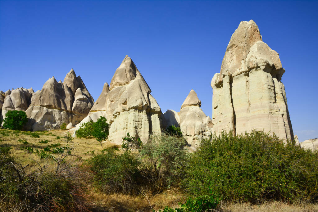 Gyönyörű hegyek bizarr formában található szívében Cappadocia - Fotó, kép