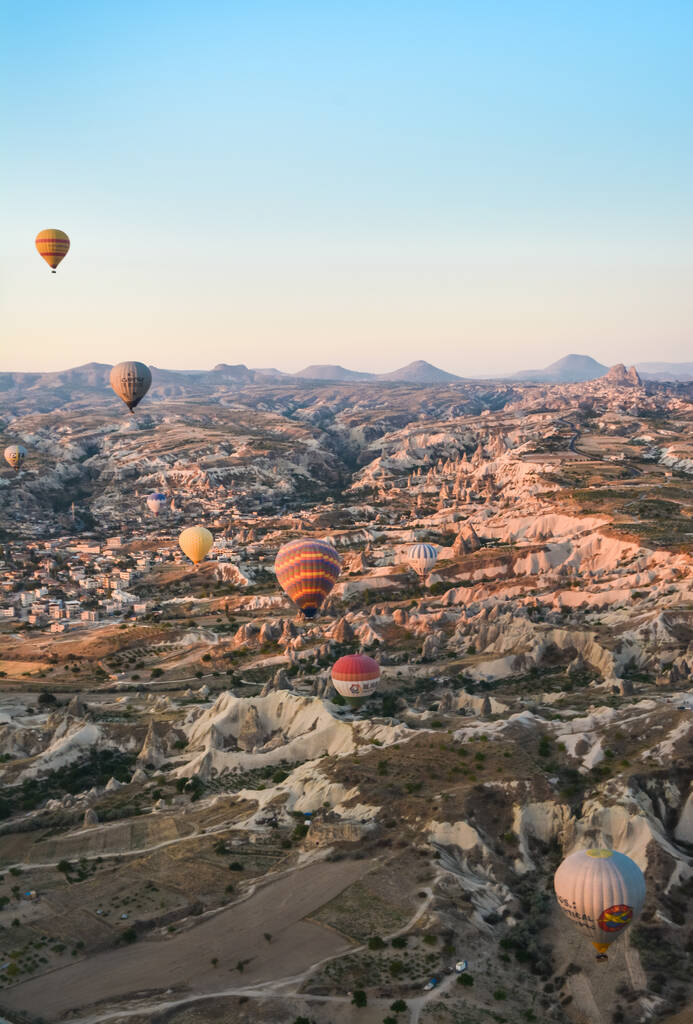 Úžasné balónky vznášející se za úsvitu mezi bizarními horami Cappadocie - Fotografie, Obrázek