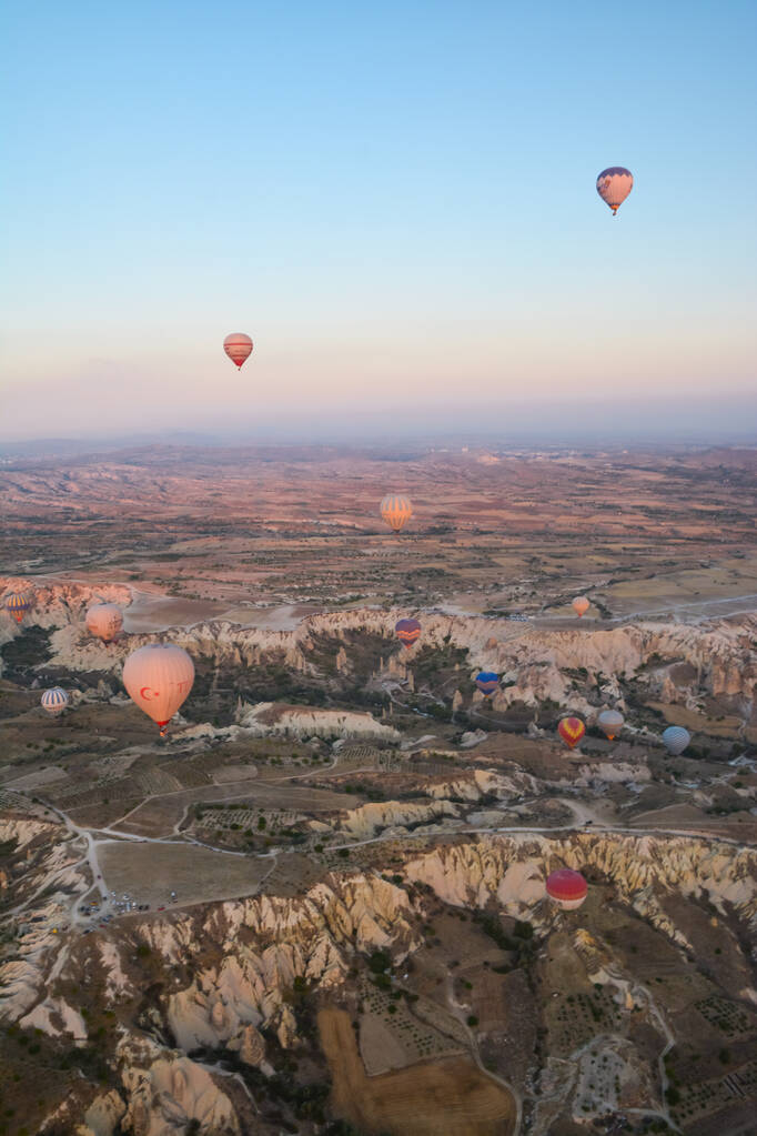 Incredibili palloncini che volano all'alba tra le bizzarre montagne della Cappadocia - Foto, immagini