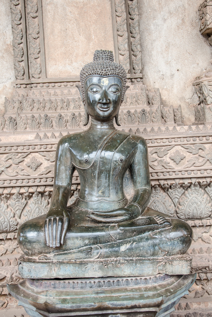 az ősi buddha - Fotó, kép