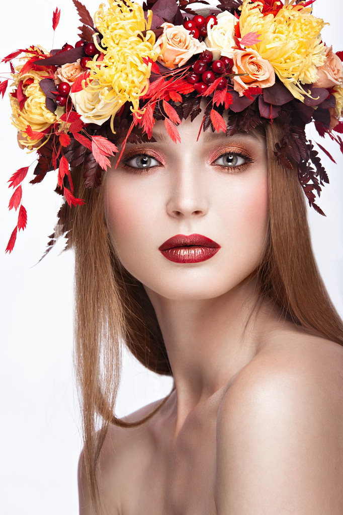 schöne rothaarige Mädchen mit leuchtenden Herbstkranz aus Blättern und Blumen. Schönheit Gesicht. - Foto, Bild