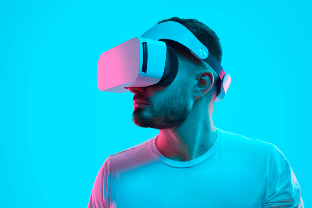 Homme explorant le cyberespace dans les lunettes VR - Photo, image