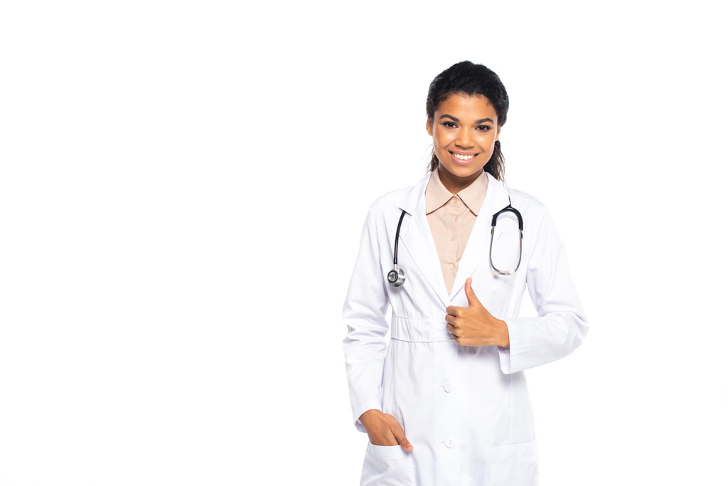 Χαμογελώντας αφροαμερικανός γιατρός δείχνει σαν χειρονομία απομονωμένη στα λευκά  - Φωτογραφία, εικόνα