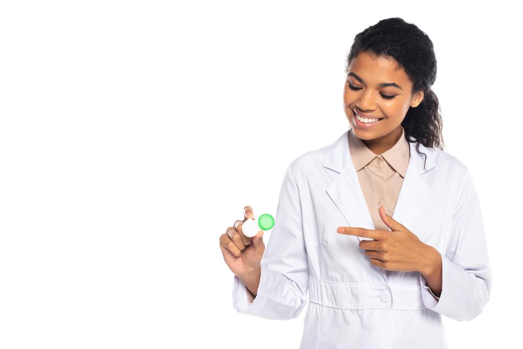 Médico afro-americano positivo apontando com o dedo para lentes de contato isoladas em branco  - Foto, Imagem