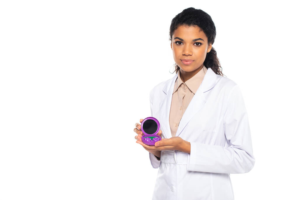 Fiatal afro-amerikai szemész tartó tartály kontaktlencsék izolált fehér  - Fotó, kép