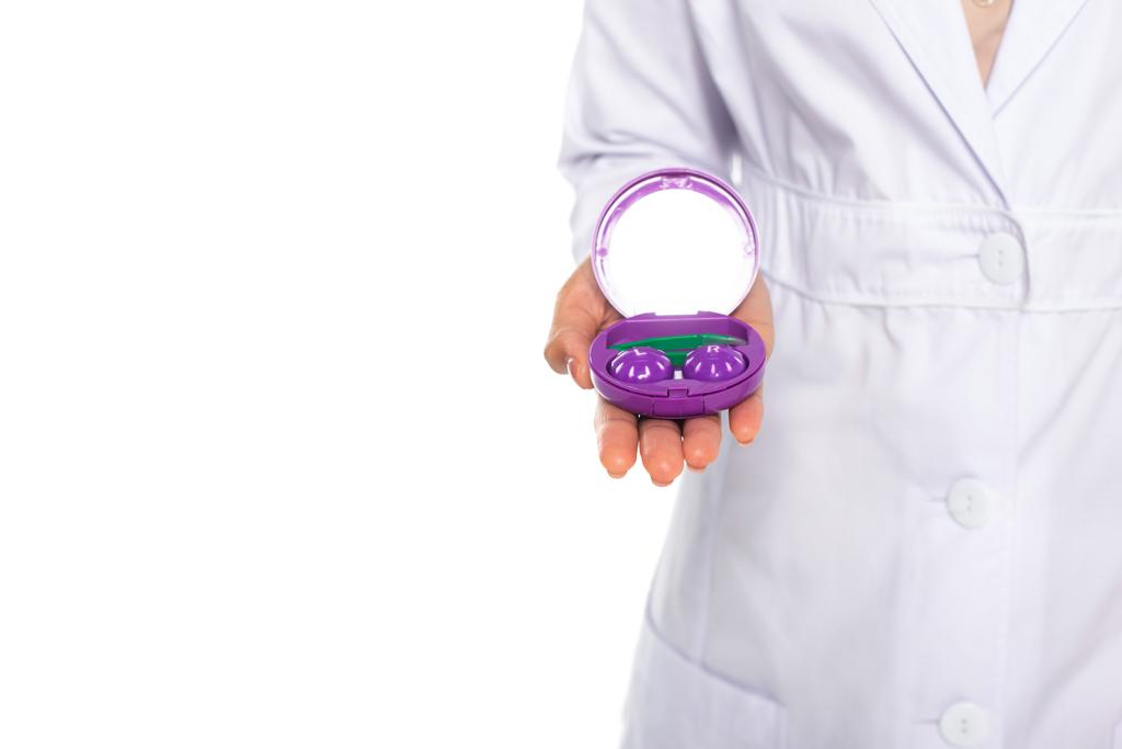 Vista recortada de contenedor con lentes de contacto en mano de médico afroamericano aislado en blanco  - Foto, imagen