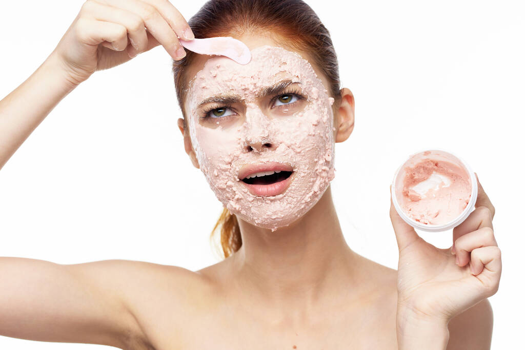 mujer con máscara facial hombros desnudos piel clara rejuvenecimiento belleza - Foto, Imagen