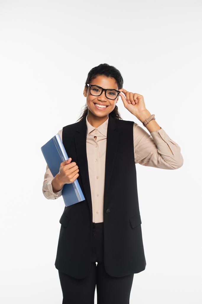 Hübsche afrikanisch-amerikanische Geschäftsfrau mit Brille und Papiermappe isoliert auf weiß  - Foto, Bild
