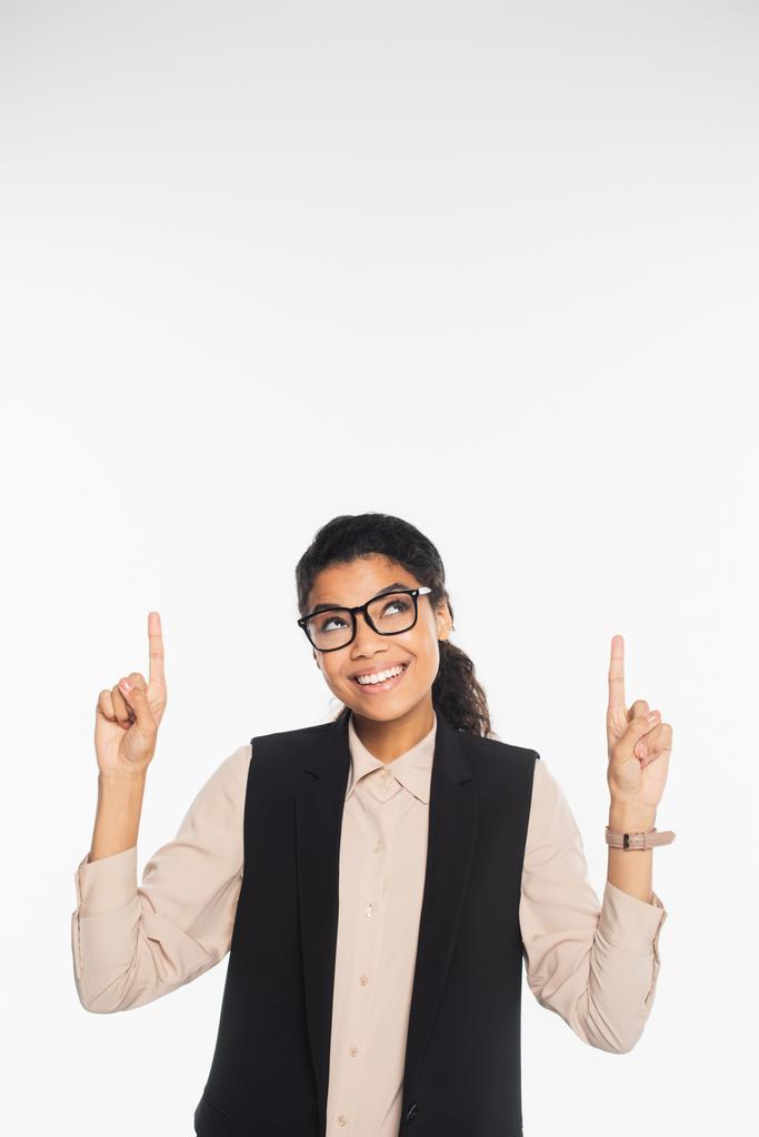Νεαρή αφροαμερικανίδα επιχειρηματίας που δείχνει με τα δάχτυλα απομονωμένα στα λευκά  - Φωτογραφία, εικόνα