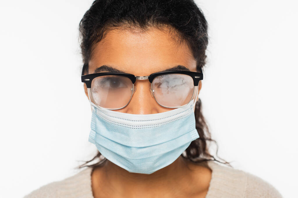 donna afroamericana in occhiali appannati e maschera medica isolata su bianco - Foto, immagini