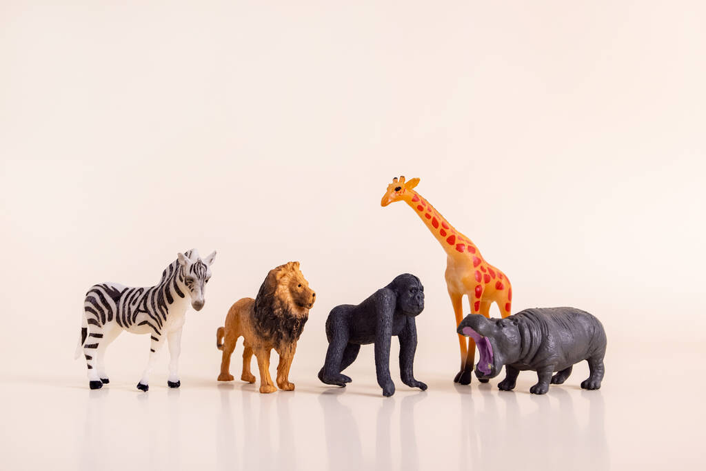 Groupe d'animaux jouets en plastique, éléphant, tigre, lion et guépard - animaux jouets miniatures en plastique  - Photo, image