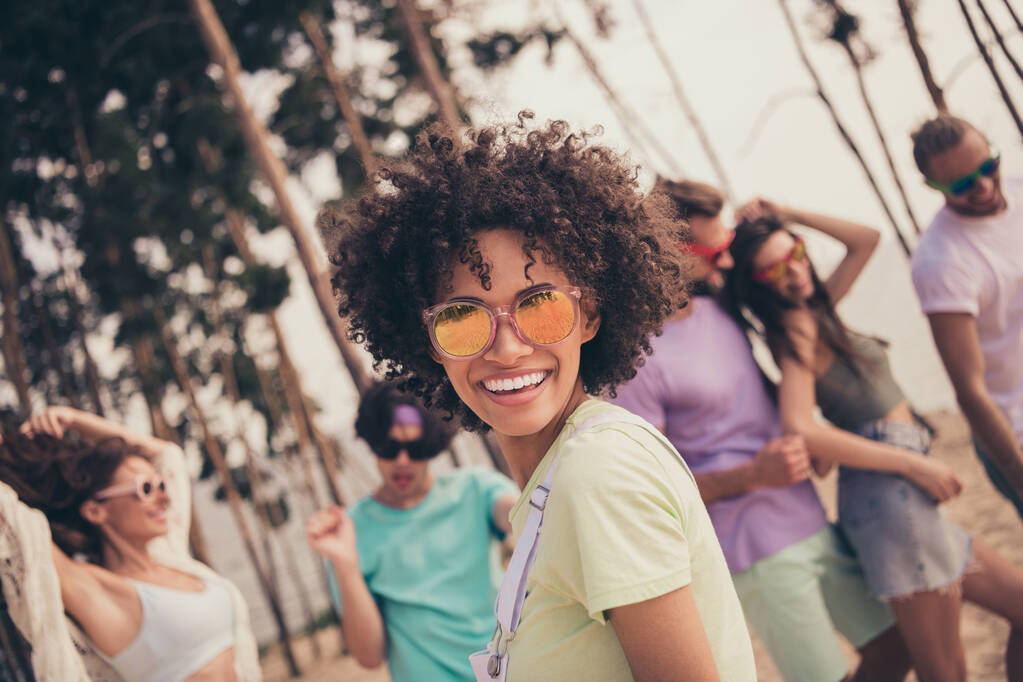 Foto di spensierati dolci sei giovani amici vestiti casual abiti occhiali scuri sorridenti che ballano all'aperto campagna - Foto, immagini