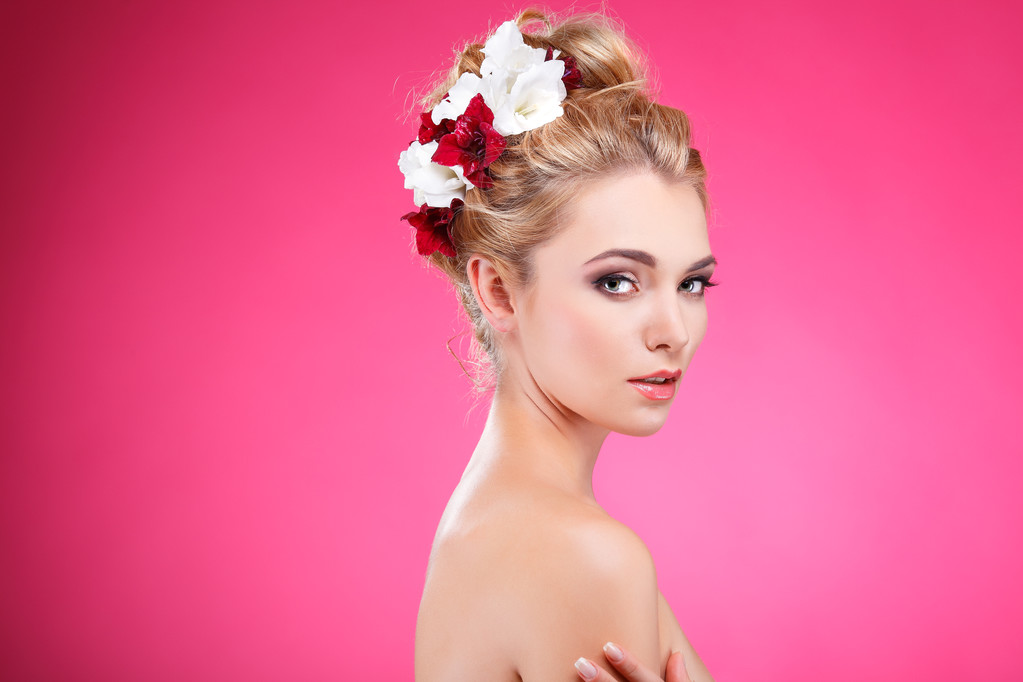 krásná holka, izolovaných na růžovém pozadí s různobarevné květy v chloupky, emoce, kosmetika - Fotografie, Obrázek