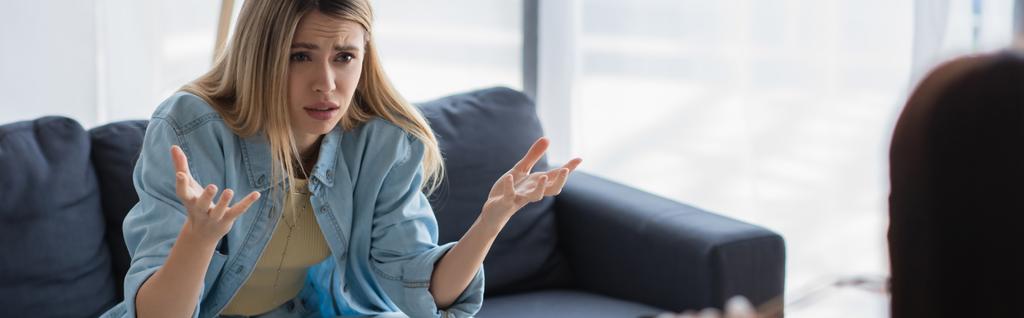 депресивна жінка розмовляє і жестикулює під час психологічної консультації, банер
 - Фото, зображення