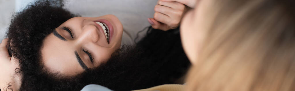 vista aérea da mulher americana africana sorrindo com os olhos fechados perto de namorada lésbica, banner - Foto, Imagem