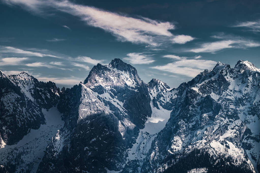 雪に覆われた山の上の曇り空 - 写真・画像