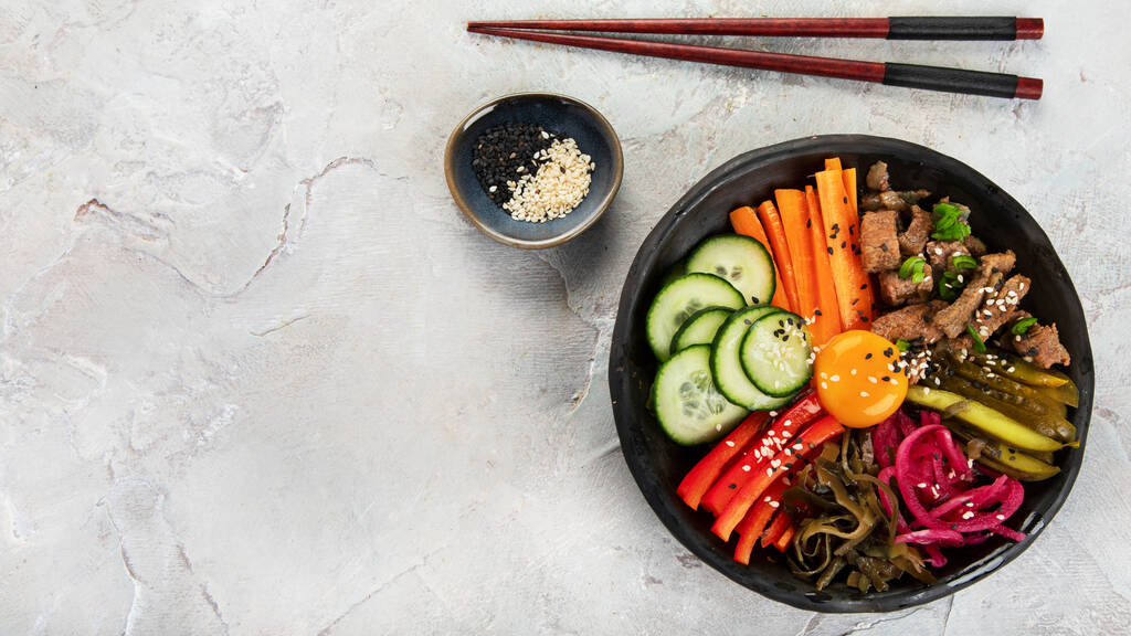 灰色の背景にスナックとビビンバ。伝統的な韓国料理。トップビュー、フラットレイアウト、コピースペース - 写真・画像
