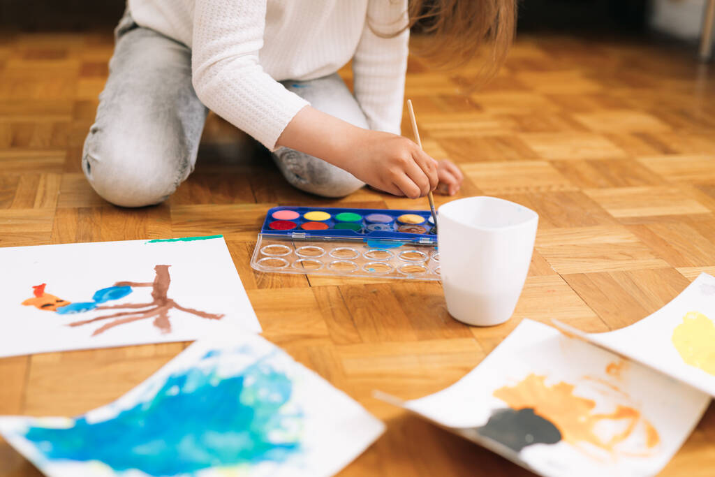 niña pintando con acuarelas en casa - Foto, imagen
