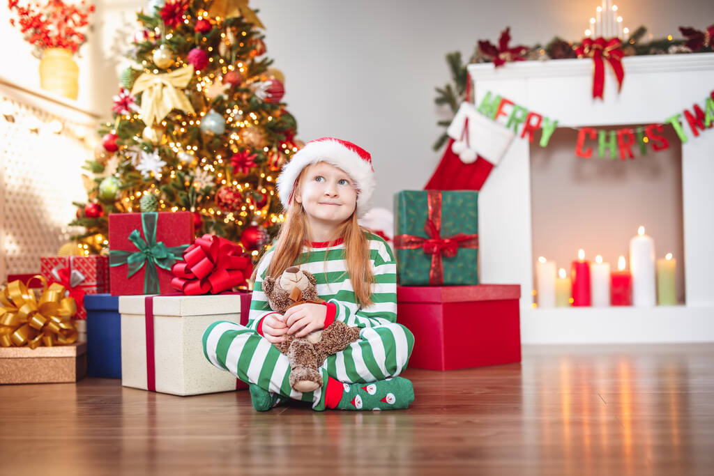 かわいい女の子座っている部屋でクリスマスの装飾 - 写真・画像