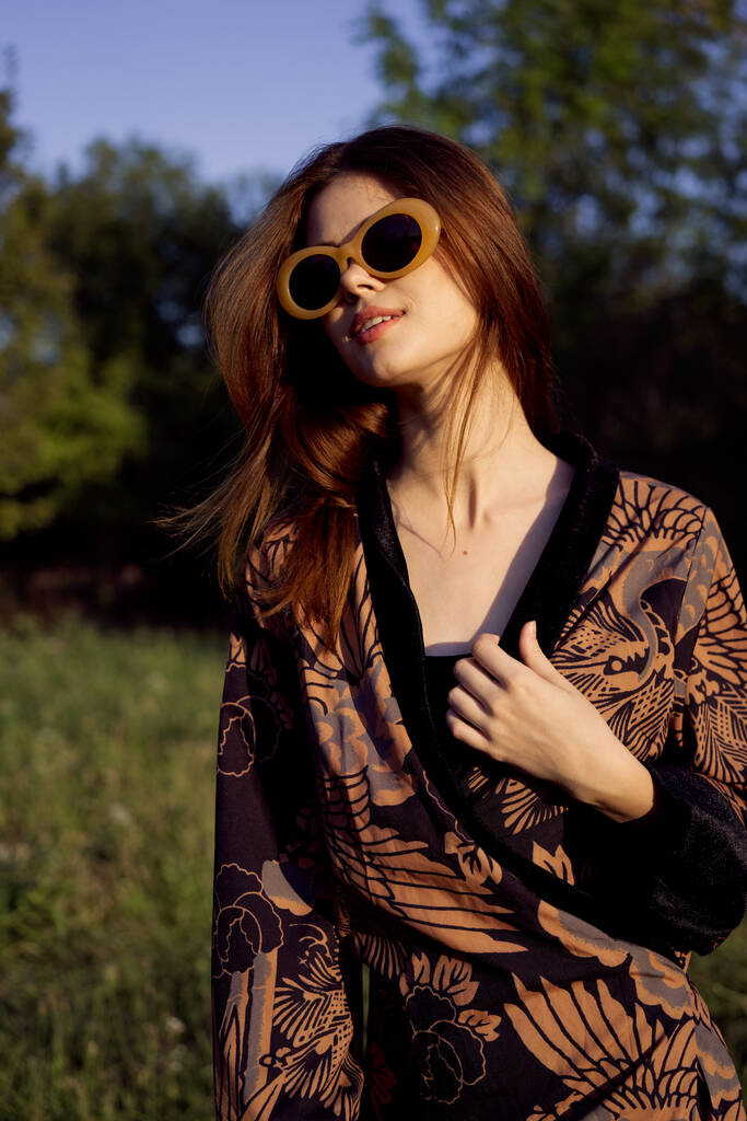 mujer de moda en gafas de sol al aire libre glamour verano - Foto, Imagen