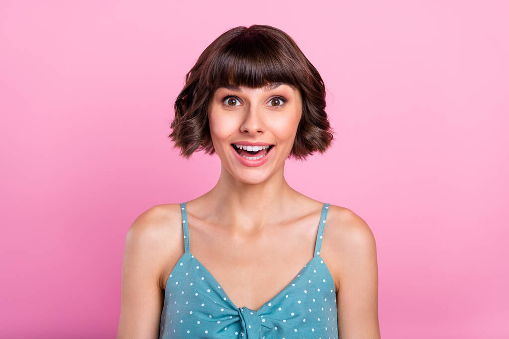 Retrato de chica atractiva alegre sorprendida buenas noticias reacción aislada sobre fondo de color pastel rosa - Foto, imagen